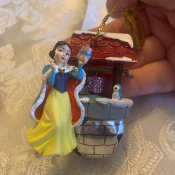 The Bradford Exchange Disney Snow White: A Season of Joy Ornament - Picture 1 of 4